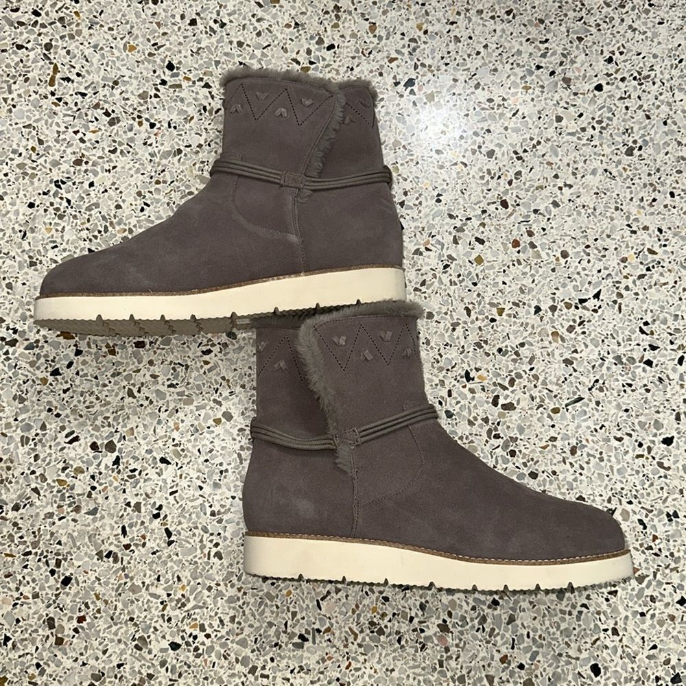 NWT Jack Rogers grey gray ugg style boot fur waterproof 9.5 - Picture 3 of 5